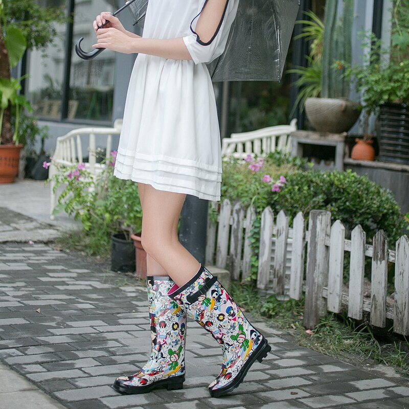 Mode hohe Röhre niedlichen Cartoon Puppe Gummi Regens tiefel Gummis chuhe Wasser Schuh überzug Schuhe hochwertige Damen Regens chuhe
