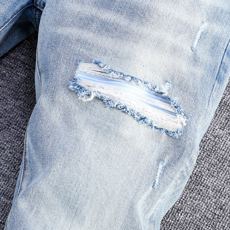 Street Fashion Mannen Jeans Retro Lichtblauwe Stretch Skinny Fit Gescheurde Jeans Heren Wit Lederen Patched Designer Hiphop Merk Broek