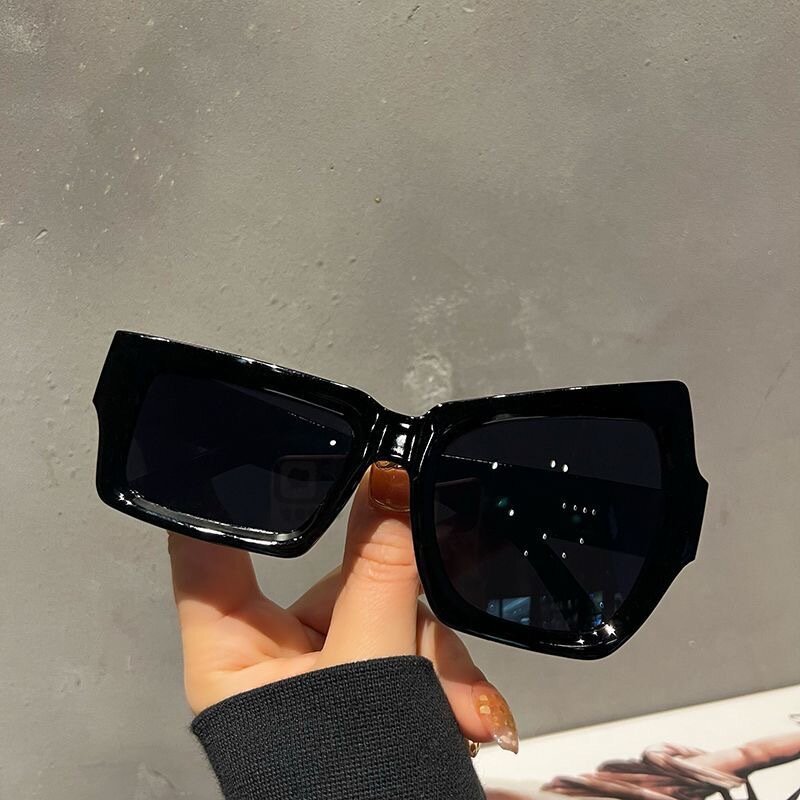 1 buah kacamata hitam unik mode kacamata hitam persegi tidak beraturan kepribadian baru dan menyenangkan kacamata matahari putih hitam cermin Oculos De Sol