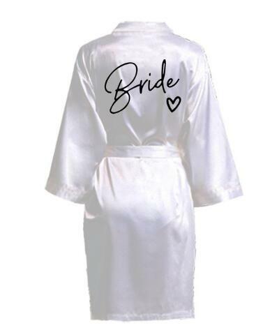 Jubah Pengantin Tim Pesta Pernikahan dengan Huruf Hitam Kimono Satin Piyama Pengiring Pengantin Jubah Mandi SP003