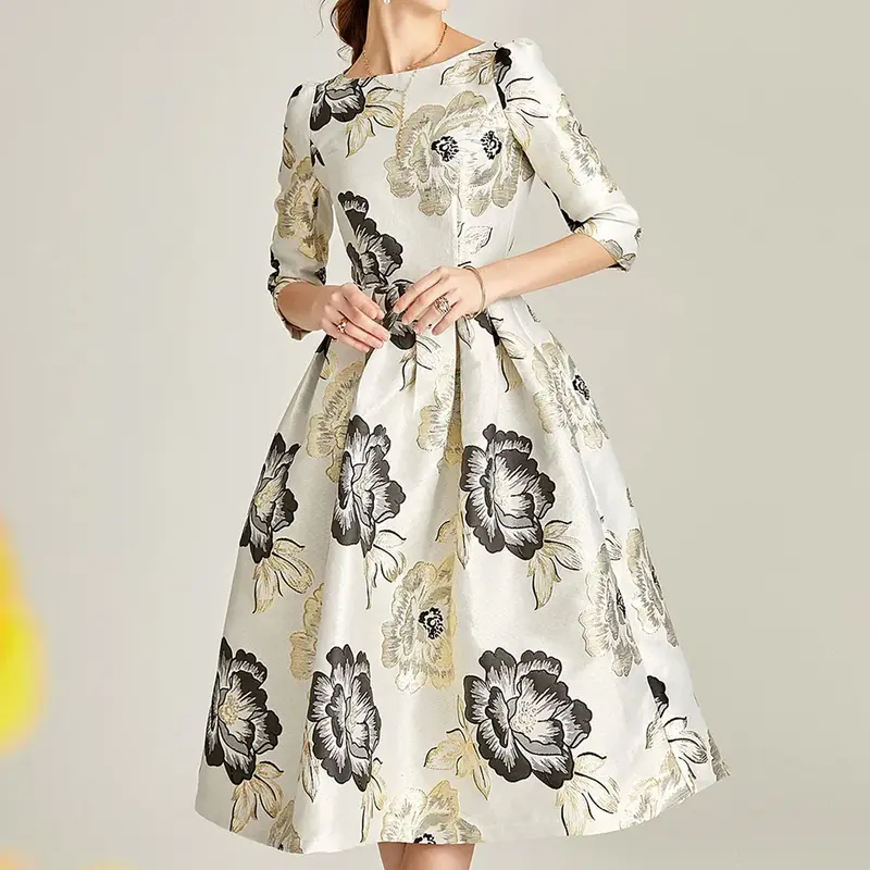 Spersonalizowana sukienka z nadrukiem z okrągłym dekolt do sukni ślubnej matki panny młodej w sklepie krawieckim