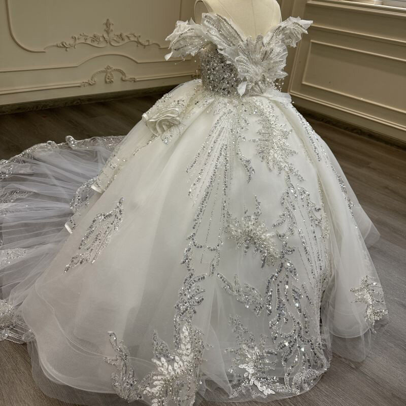 Biała suknia ślubna dla dzieci, uroczy i wspaniały ogon