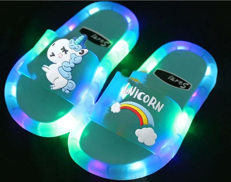 Zapatillas de verano para niña y niño, sandalias de baño con LED, zapatos iluminados, novedad de 2024