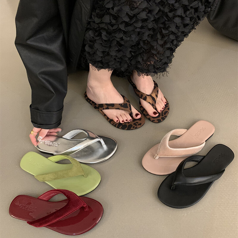 Chanclas planas de tacón con Clip para mujer, sandalias de playa romanas, cómodas, a la moda, novedad de verano, 2024