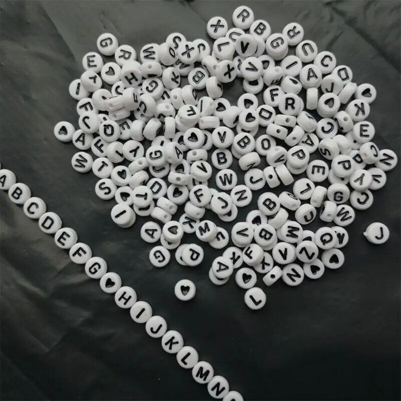 1200 sztuk A-Z alfabet literowy serce białe okrągłe koraliki akrylowe dla majsterkowiczów tworzenie biżuterii rzemiosło nazwa