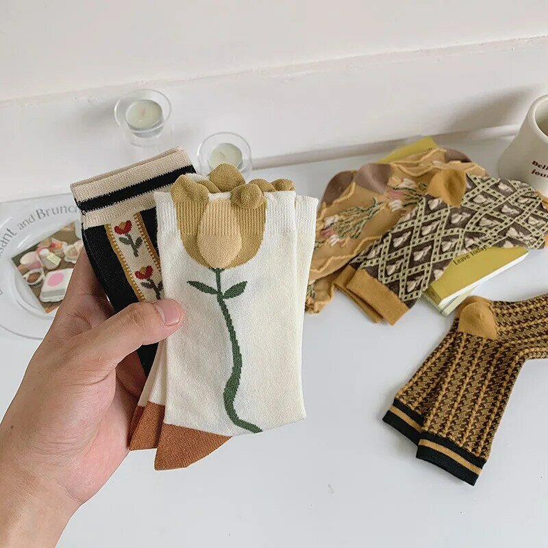 1 Paar Retro künstlerische Socken Frauen National Boho Midi Socke Blumen bestickte hochwertige Mittel rohr Mode Socken