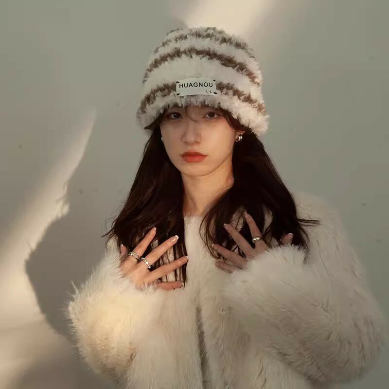 Topi bulu halus gaya Korea wanita, topi pelindung dingin lembut tahan dingin salju luar ruangan Rusia untuk wanita