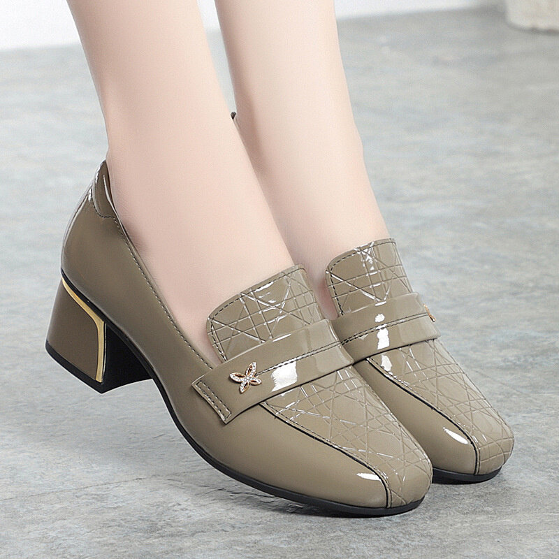รองเท้าส้นสูงแบบบล็อกปากลึกสไตล์อังกฤษสำหรับฤดูใบไม้ผลิ2024รองเท้าโลฟเฟอร์ของผู้หญิงรองเท้าหนัง Comfort สำนักงานนุ่มหนังสดใส
