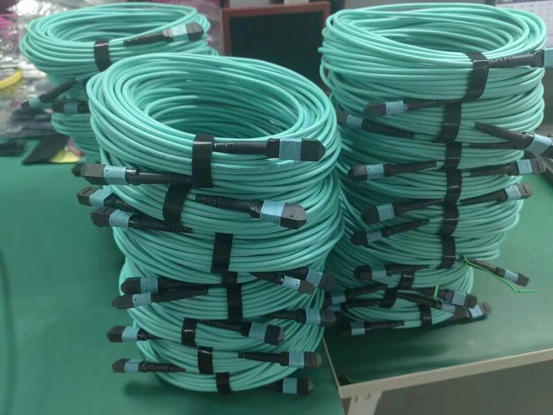8 sante MPO-MPO le câble optique de fibre d'AOC de câble de raccordement de fibre du patchcord OM3 multimode pour la technologie de déchets de 100G 40G