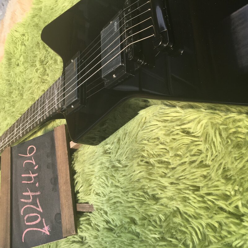 Kostenloser Versand 6 Saiten schwarze E-Gitarre schwarze Hardware-Gitarre auf Lager bestellen sofort Gitarren Mahagoni Body Guitarra