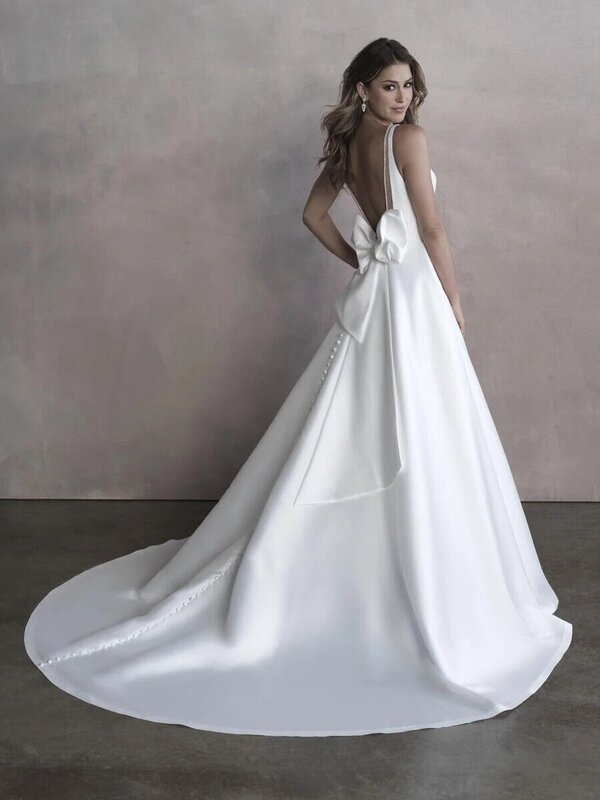 Vestido de casamento minimalista de cetim, gola V simples, sem mangas com botão, sem encosto com arco, personalizado para a noiva
