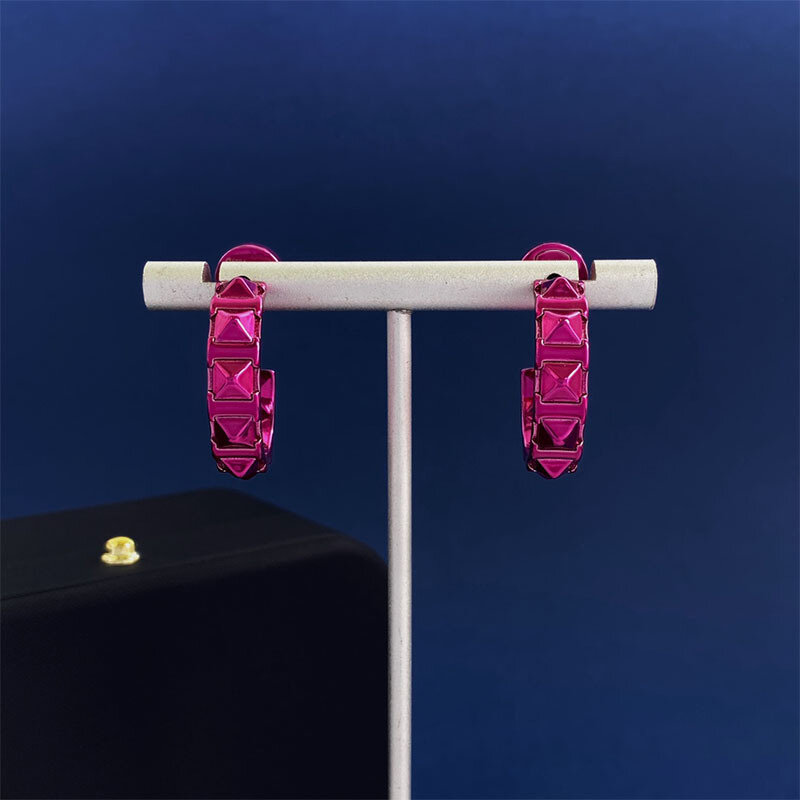 Hochwertige C-Form glatte Metall niete rosarote Ohr stecker für Frauen