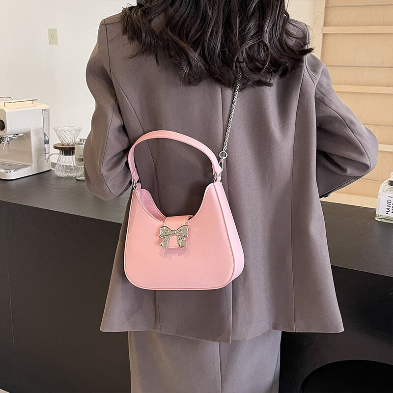 Bolsa prateada pequena para mulheres, mini bolsa de ombro versátil bolsa tiracolo, design arco, couro PU, nova moda coreana, 2024