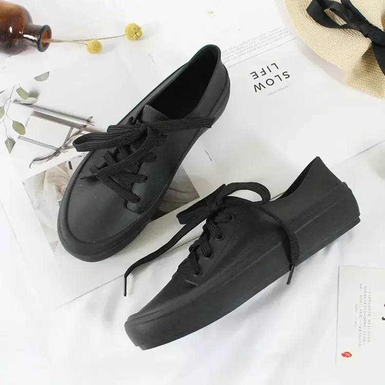รองเท้าบูทฝนยางสีดำ/สีขาวสำหรับผู้หญิงรองเท้าผ้าใบ2024ส้นแบนกันน้ำสำหรับผู้หญิงใหม่ฤดูใบไม้ผลิ