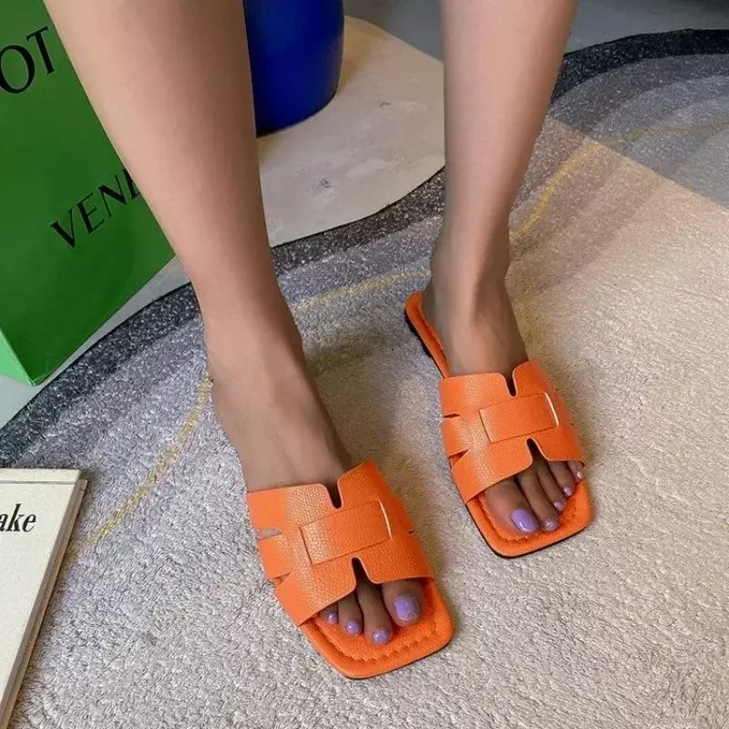 Klapki na lato damskie płaskie luksusowe klapki plażowe na zewnątrz sandały damskie popularnej marki projekt slajdów buty kobieta 2023 duży rozmiar 43