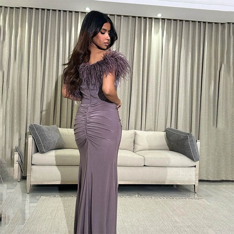 Elegancka satynowa sukienka na studniówkę dla kobiet z piórami bez ramiączek z rozcięciami po bokach Formalna suknia wieczorowa Saudi Arabia Robes De Soirée