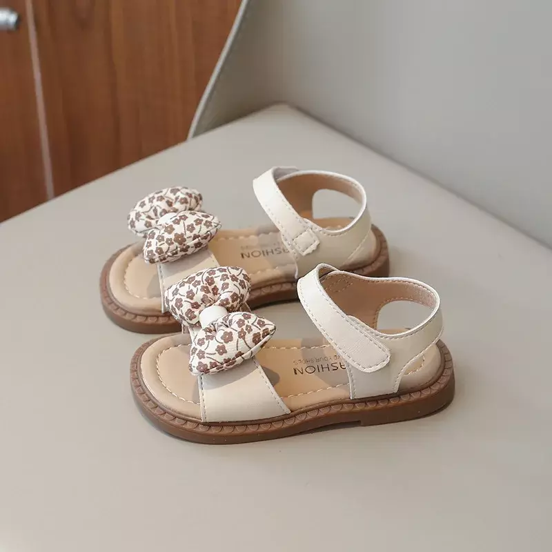 Neue Kinder sandalen für Mädchen Sommer blume Fliege Prinzessin kausale flache Sandalen Mode Open-Toe Kinder Strands andalen weichen Boden