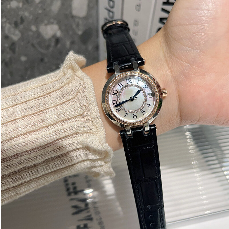 Luxo relógio de quartzo refinado feminino, strass, calendário, pulseira de couro, com pulseira de couro, simples, redondo, tamanho 30,5 milímetros