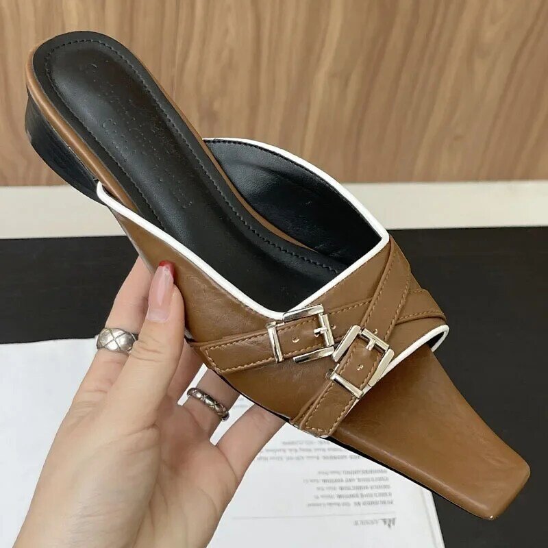 Pantofole con tacco basso da donna con fibbia in metallo di nuova moda 2024 calzature femminili estive scarpe con tacco tondo da donna poco profonde