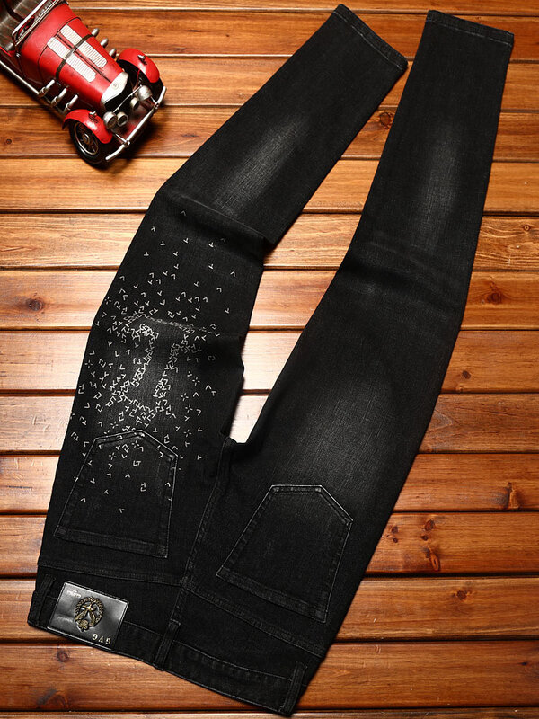 남성용 경량 럭셔리 패션 블랙 청바지, 맞춤형 프린트 탄성 슬림 핏, 작은 발 트렌디 데님 바지, 가을 및 겨울