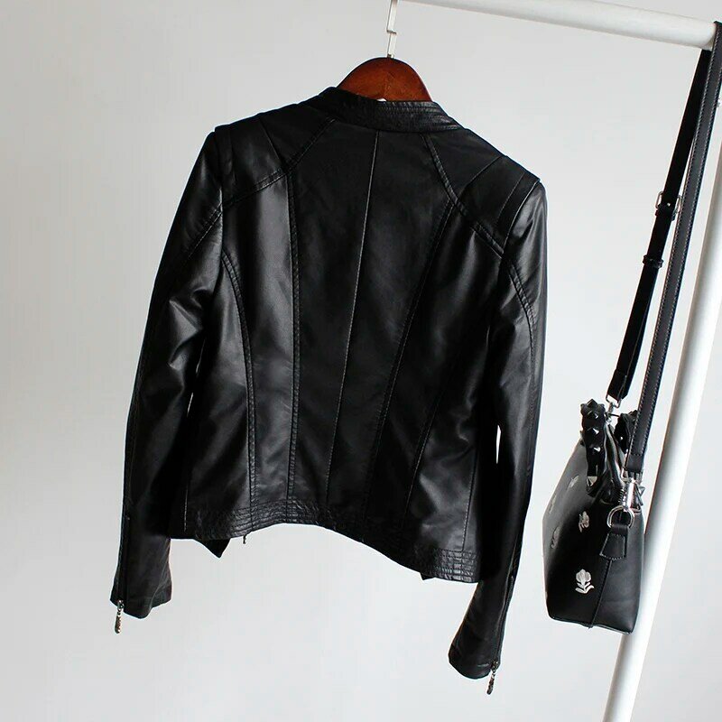 女性のためのイミテーションレザージャケット2023,新しいスリムなオートバイの服,女性のためのPUレザージャケット,ジッパー付きの短いファッションのコート