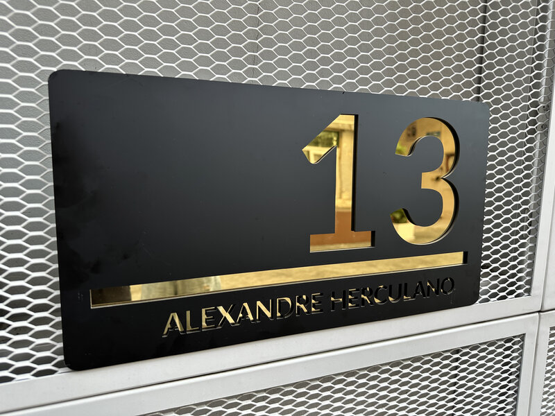 A casa exterior acrílica personalizada numerou a placa, placa personalizada, número 3D home, corte do laser, moderno