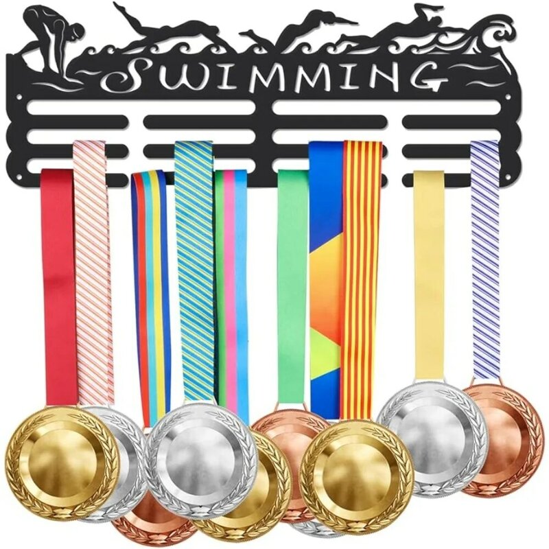 Tempat medali renang menampilkan rak gantungan Piala Renang dudukan dinding logam olahraga tanpa kait gantung lebih dari 60 medali hitam