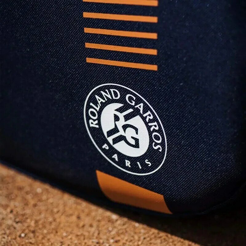 Bolsa de tenis de diseño Wilson Roland Garros Tour 2023, equipo 3-6 PK, bolsa de raqueta de tenis ligera azul marino con bolsillo para zapatos