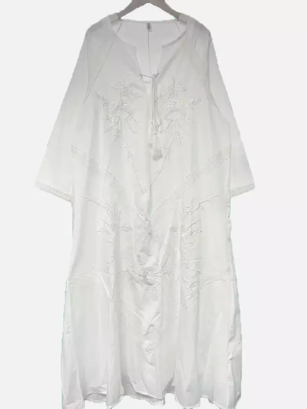 เดรสยาวลำลองสีขาวชุดเดรสผูกเชือกโอเวอร์ไซส์สำหรับผู้หญิงเดรสแม็กซี่เดรสปักคอวีทรงหลวมสำหรับผู้หญิง