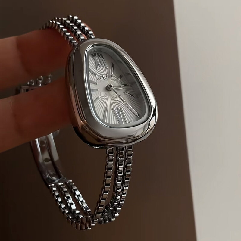 Schlangen kopf goldene Armbanduhr für Frauen weibliche Quarz Edelstahl Retro Kette Handuhr Luxus Mode accessoires