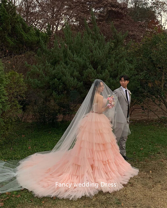 ชุดแต่งงานสีชมพูแบบไม่มีสายรัดสำหรับถ่ายภาพแบบเกาหลีชุดราตรีแบบไม่มีแขนระบายระบายยาวตั้งพื้นตามสั่ง