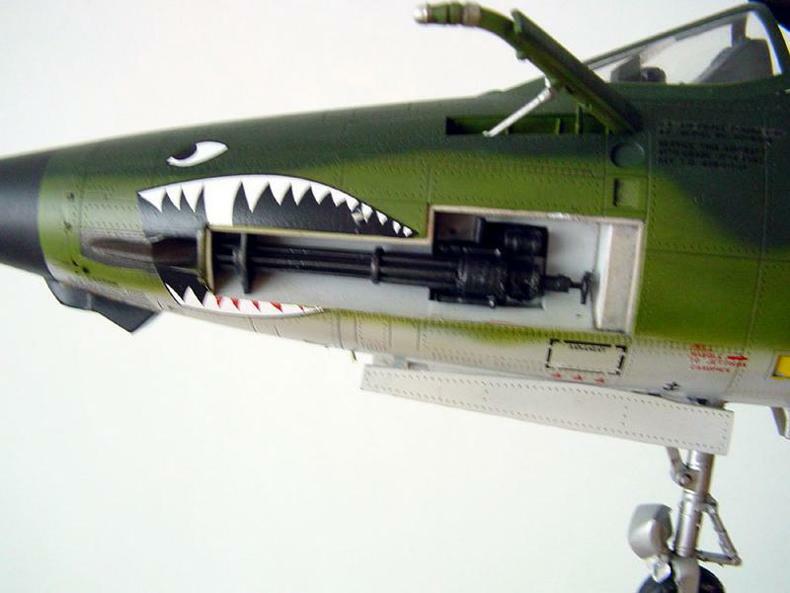 トランペッター02202 1/32共和国F-105G野生イタチモデルキット