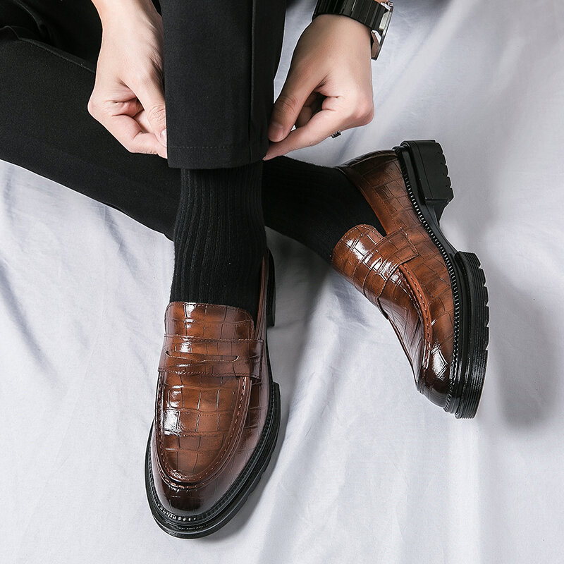 Sepatu gaun kepala bulat klasik Inggris merek mewah sepatu pernikahan hitam kulit paten pria sepatu Formal Oxford mode mengkilap