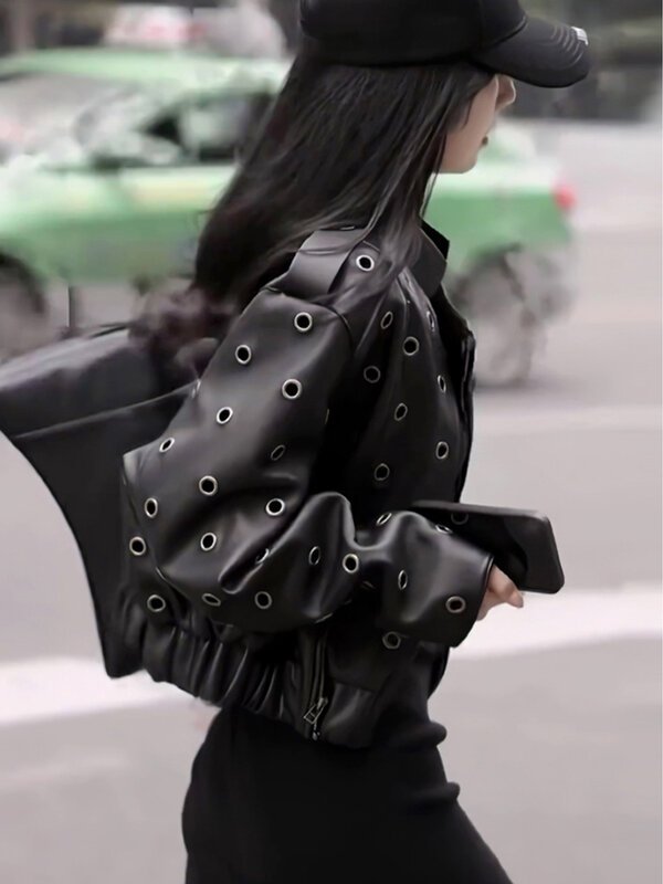 Jaket kulit crop gesper logam Korea wanita, jaket kulit ritsleting model Harajuku warna hitam musim dingin untuk wanita