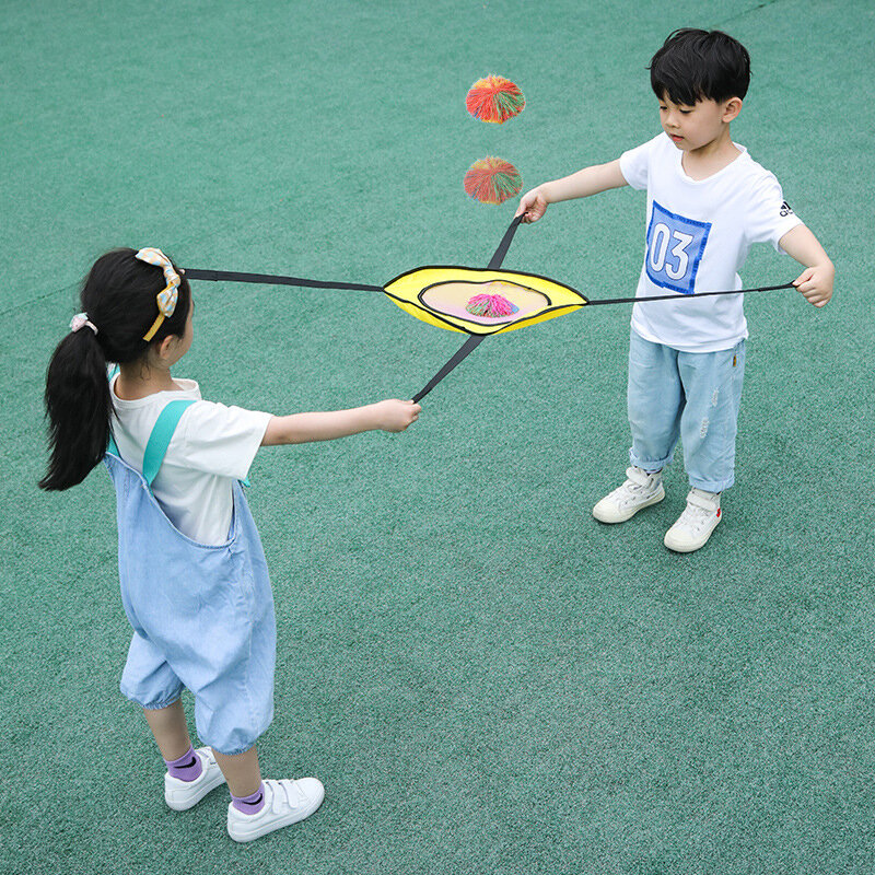 طفل كذاب حلقة اثنين من لاعب التفاعلية إرم وقبض الكرة لعبة الوالدين والطفل في الهواء الطلق متعة الرياضة الترفيه لعبة الحسية اللعب