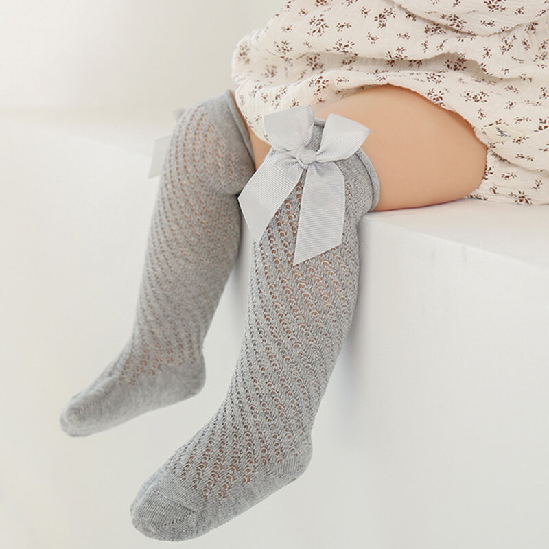 Neueste Baby Mädchen atmungsaktive lange Socken elastische Schleife ausgehöhlte weiche leichte Socken für die tägliche Party