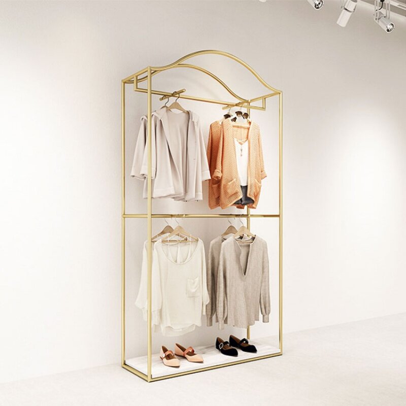 Estante de exhibición de ropa de diseño nórdico personalizado, soporte colgante de acero inoxidable dorado para tienda de ropa al por menor