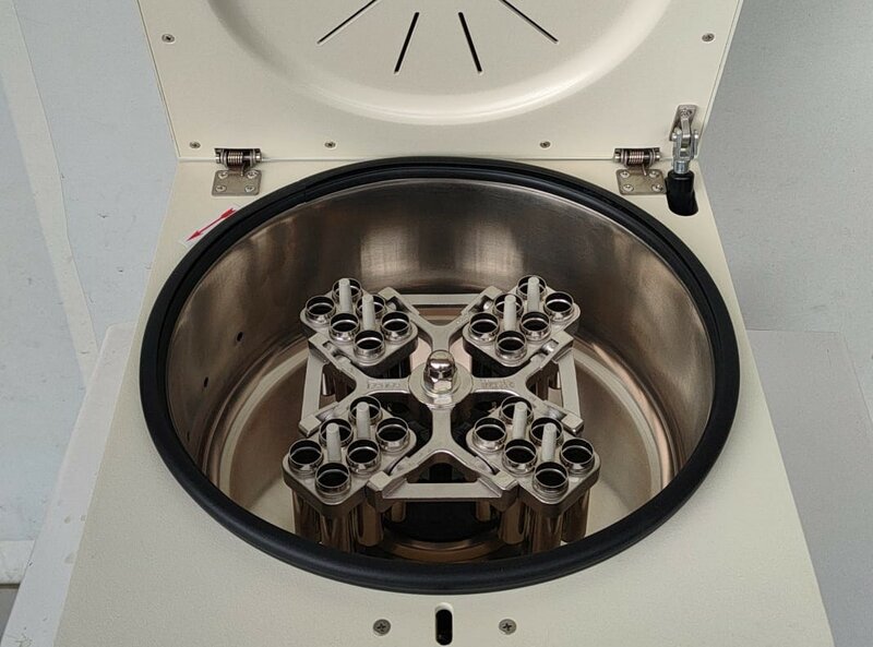 Centrífuga de escritorio de baja velocidad L500 de alta calidad con rotor oscilante de 24x15ml, Motor sin escobillas de 5000rpm, suministros de laboratorio