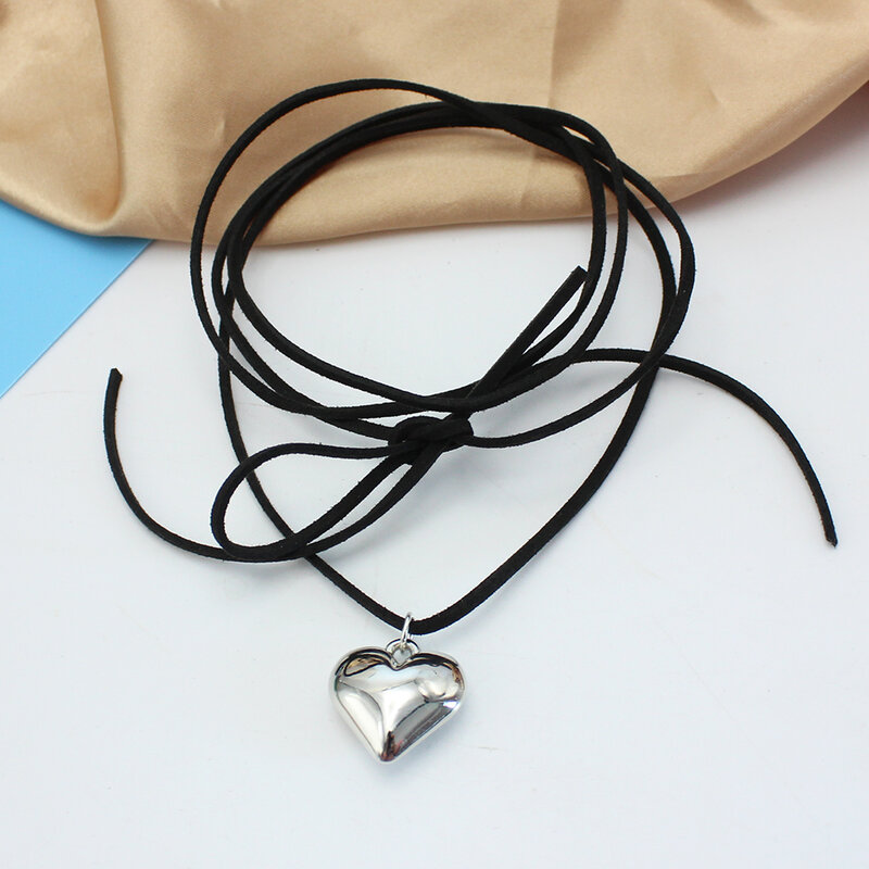 Collar gótico de terciopelo negro para mujer, Gargantilla con colgante de corazón de 25mm, cadena ajustable anudada, joyería artesanal