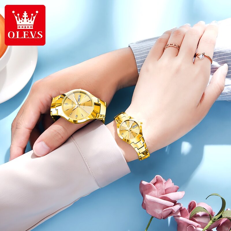 OLEVS ใหม่นาฬิกาคู่สีทองทำจากเหล็กทังสเตนหรูหราสำหรับผู้ชายและผู้หญิงนาฬิกาคู่รักแฟชั่นนาฬิกาชุดผู้หญิง