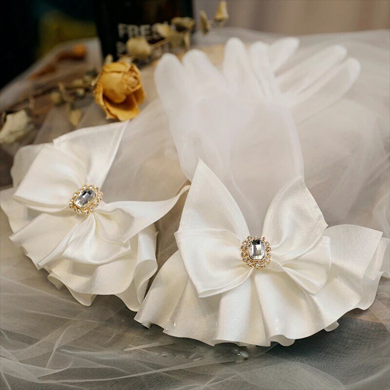 Женские мягкие тюлевые Свадебные перчатки для свадьбы с белым бантом и кристаллами, короткие эластичные перчатки на запястье, Искусственные Свадебные перчатки в стиле 1920-х