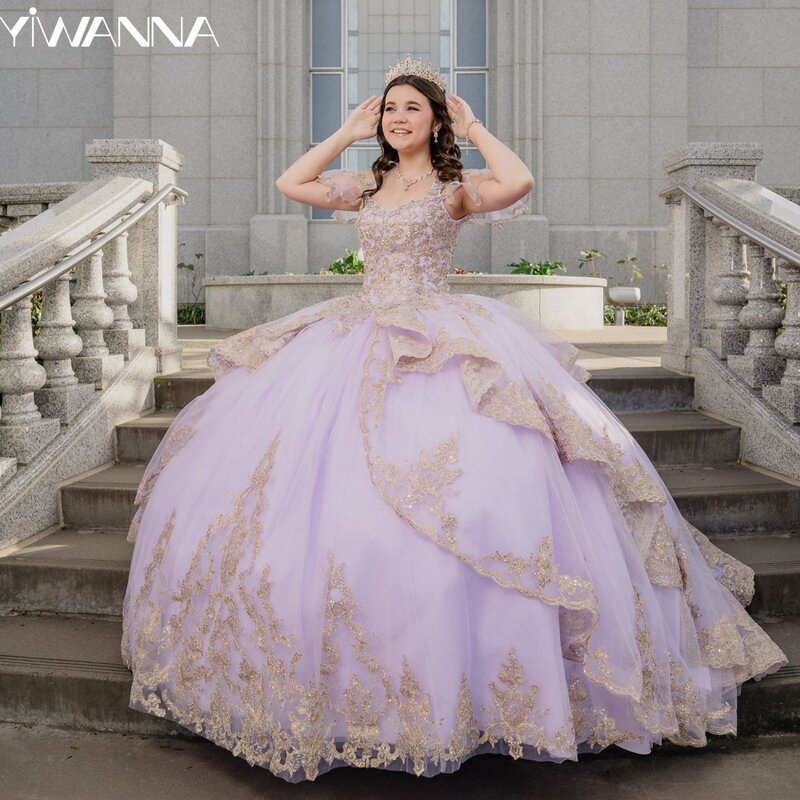 Quinceanrra promドレス、金色のビーズのアップリケ、肩のプリンセスが明るくカラフルな、長い紫色の光沢のある愛らしい16ドレス
