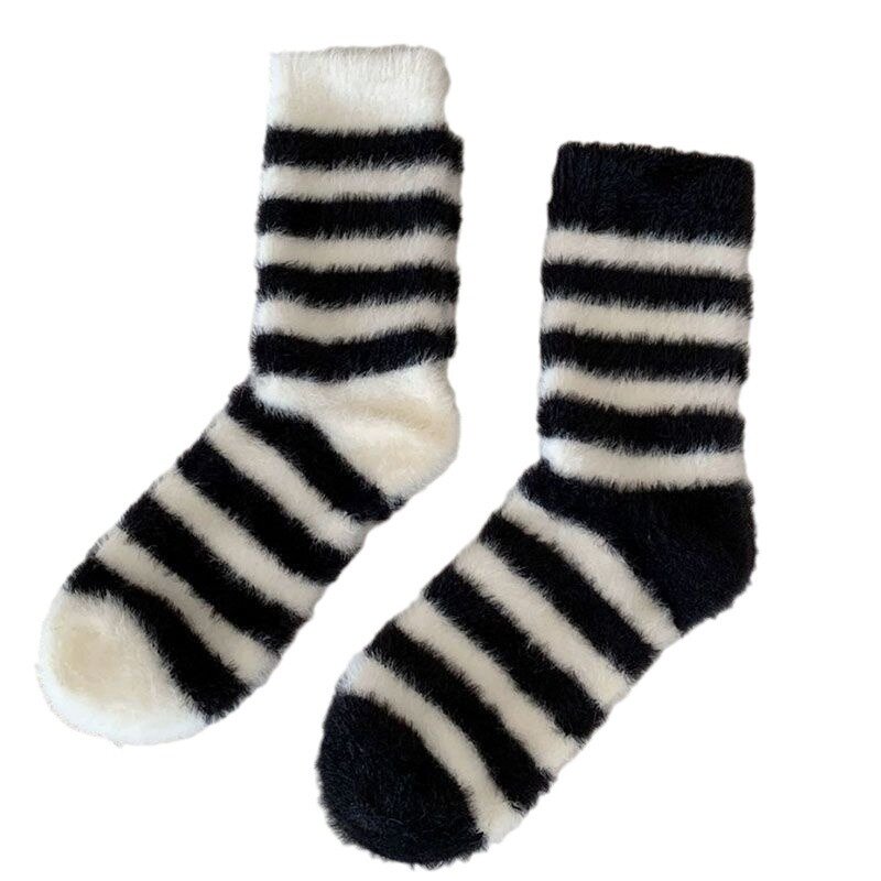 Мягкие уютные пушистые носки, черные и белые полосатые норковые бархатные носки для женщин и девушек, зимние плотные теплые носки для сна, пола, дома