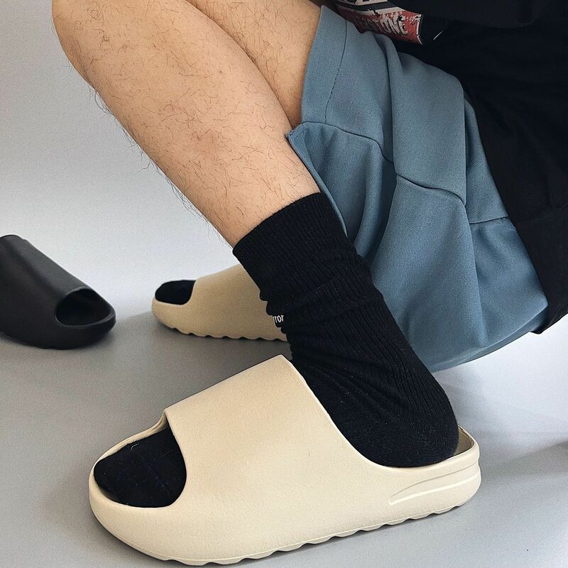 Letnie męskie kapcie 2023 nowych kobiet domowe kapcie kryty łazienka antypoślizgowe plaża para pantofli Yeezy pantofel luksusowe sandały