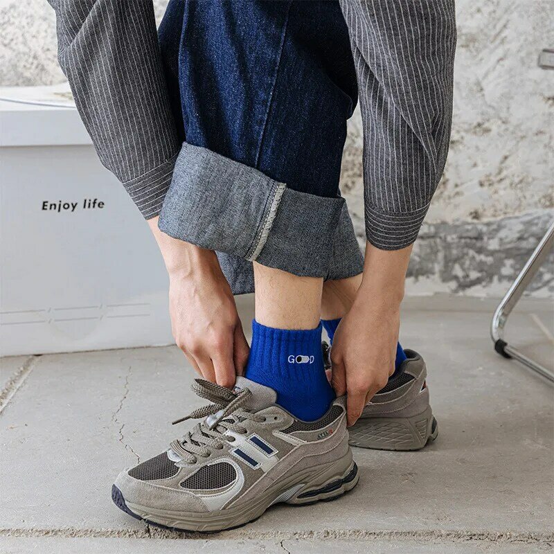 Kave ถุงเท้าผู้ชายแบบใหม่สำหรับฤดูใบไม้ผลิฤดูร้อน, ถุงเท้าคอตตอนคอมบ์ปักลายเสื้อคอร์เซ็ทสีพื้นระบายอากาศได้ถุงเท้าข้อต่ำตัวอักษร