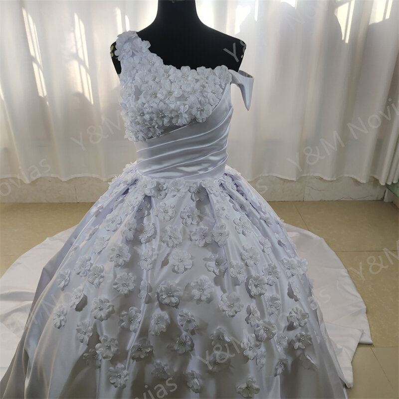 3D kwiaty z ramienia satynowa suknia ślubna seksowna słodka podłoga lub trenuj suknie ślubne Vestido De Noiva niestandardowy rozmiar Pluse