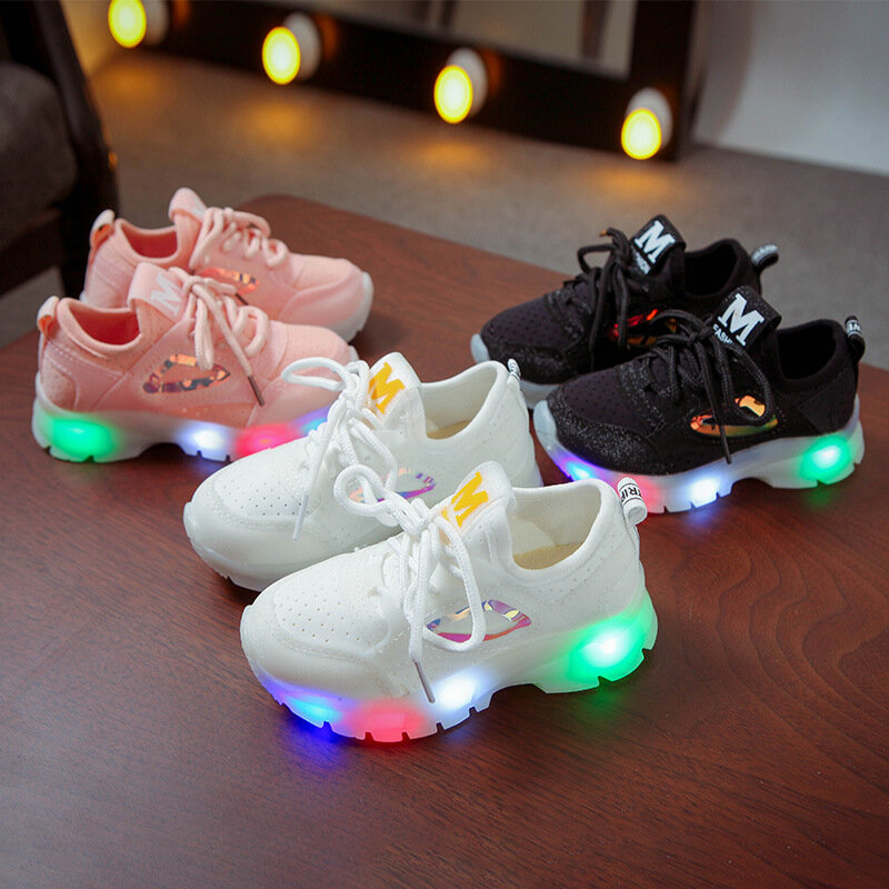 2024 sznuruje się jednokolorowa na wypoczynek małych dzieci w tenisa z podświetleniem LED oddychających dziewczynek buty dla chłopców proste, swobodne pierwsze chodziki