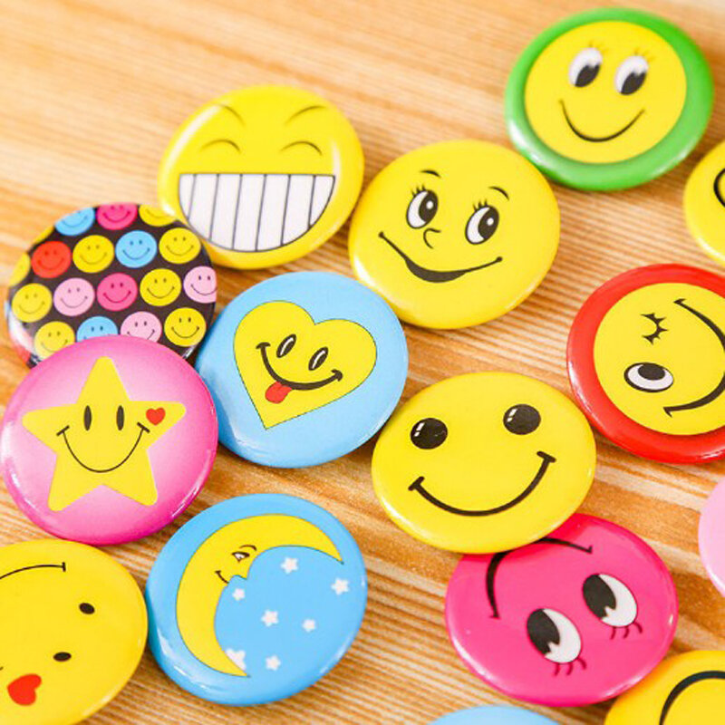 Colorido plástico sorrindo rosto emblemas, pin, broches, acessórios, escola, escritório, estudante, hotel, festa de aniversário, 30mm, 50 pcs