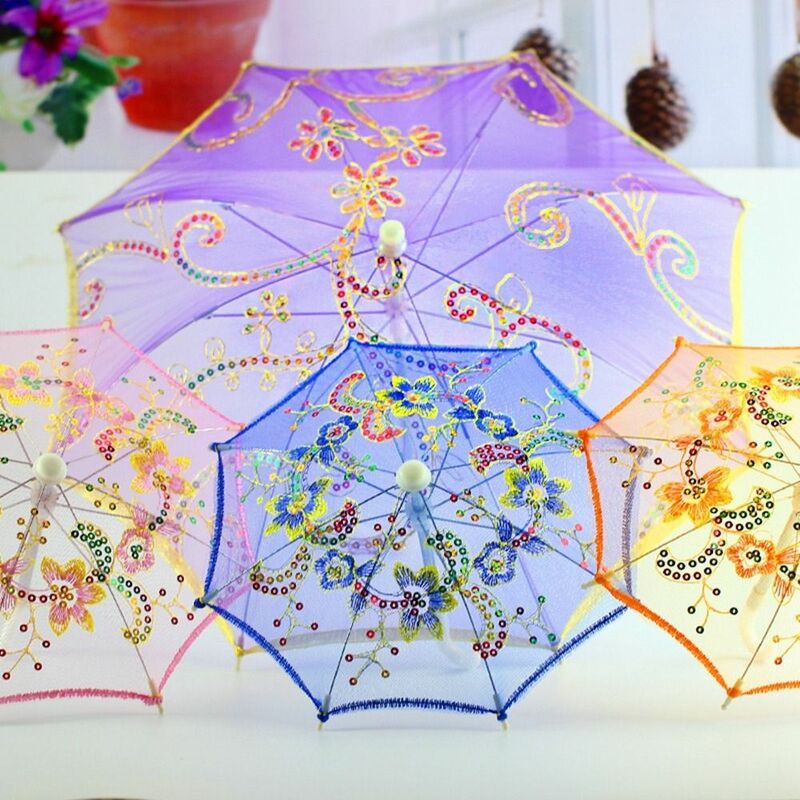 Ombrello ricamato in pizzo squisito accessori per ombrelli per bambole fatti a mano carini multicolori accessori per bambole giocattolo Mini ombrello fai da te