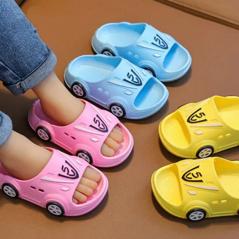 Świecące kapcie dziecięce letnie halowe Cartoon Car dziewczęce buty miękkie antypoślizgowe chłopięce buty na plażę moda na świeżym powietrzu dla dzieci LED pantofel
